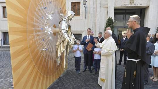 Papież poświęcił ołtarz adoracji Gwiazda Niepokalanej dla Polski