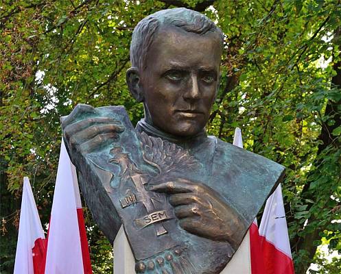 Kraków: franciszkanin przy pomniku jezuity