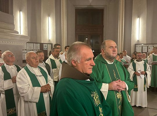 Poświęcenie pamiątkowej tablicy Sługi Bożego o. Dydaka Kelemena OFMConv w Arad