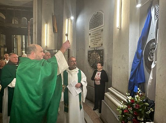 Poświęcenie pamiątkowej tablicy Sługi Bożego o. Dydaka Kelemena OFMConv w Arad