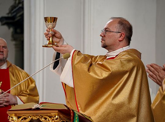 „Jak mogliście to uczynić, kapłani, że trzymając Go w dłoniach, nie oszaleliście z miłości?”