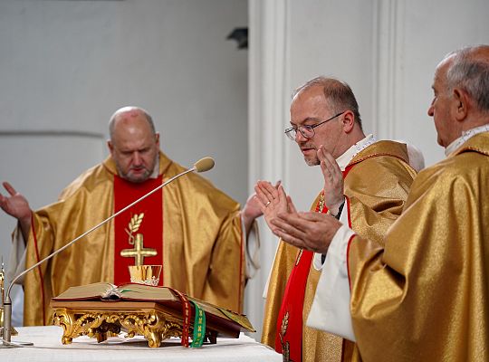 „Jak mogliście to uczynić, kapłani, że trzymając Go w dłoniach, nie oszaleliście z miłości?”