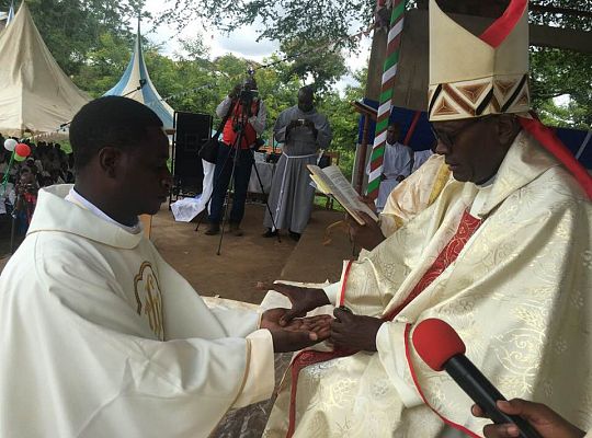 Grafika #4: Święcenia kapłańskie w Kenii