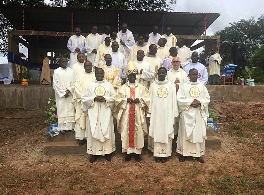Grafika #8: Święcenia kapłańskie w Kenii