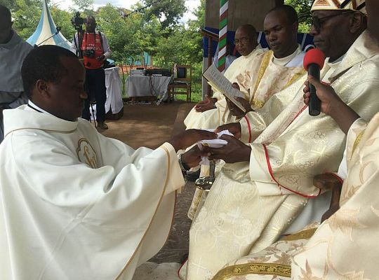Grafika #5: Święcenia kapłańskie w Kenii
