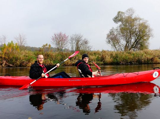 Grafika #3: Klerycy na kajakach