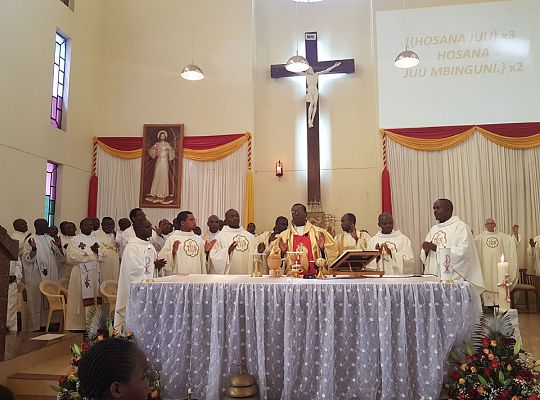 Grafika #8: Kenia: święcenia kapłańskie i diakonatu