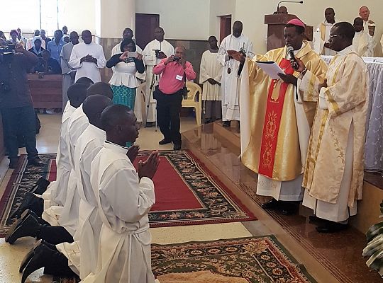 Grafika #3: Kenia: święcenia kapłańskie i diakonatu