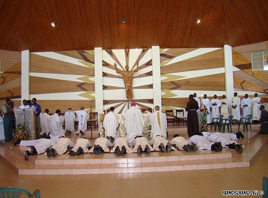 Grafika #5: Święcenia diakonatu w Kenii
