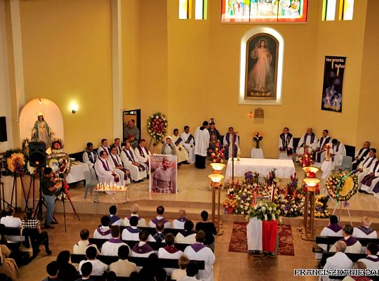Grafika #10: Santo Domingo: pogrzeb o. Mirka Karczewskiego