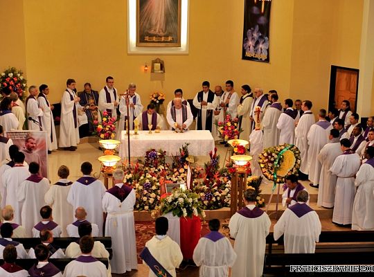 Grafika #13: Santo Domingo: pogrzeb o. Mirka Karczewskiego
