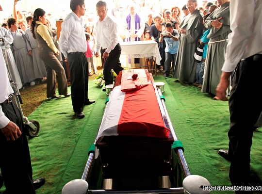 Grafika #18: Santo Domingo: pogrzeb o. Mirka Karczewskiego