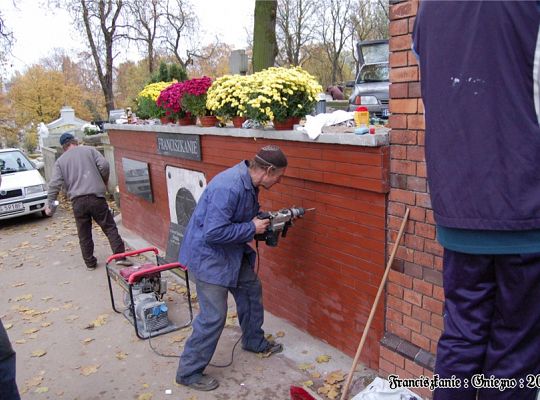 Grafika #2: Gniezno: odnowiony grobowiec